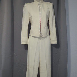 ST. JOHN 2 PC Pant Suit- Ivory Color- Excellent